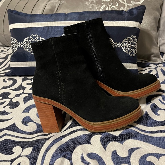 Crown Vintage Shoes - Crown Vintage “Amber” Platform Booties - size 6